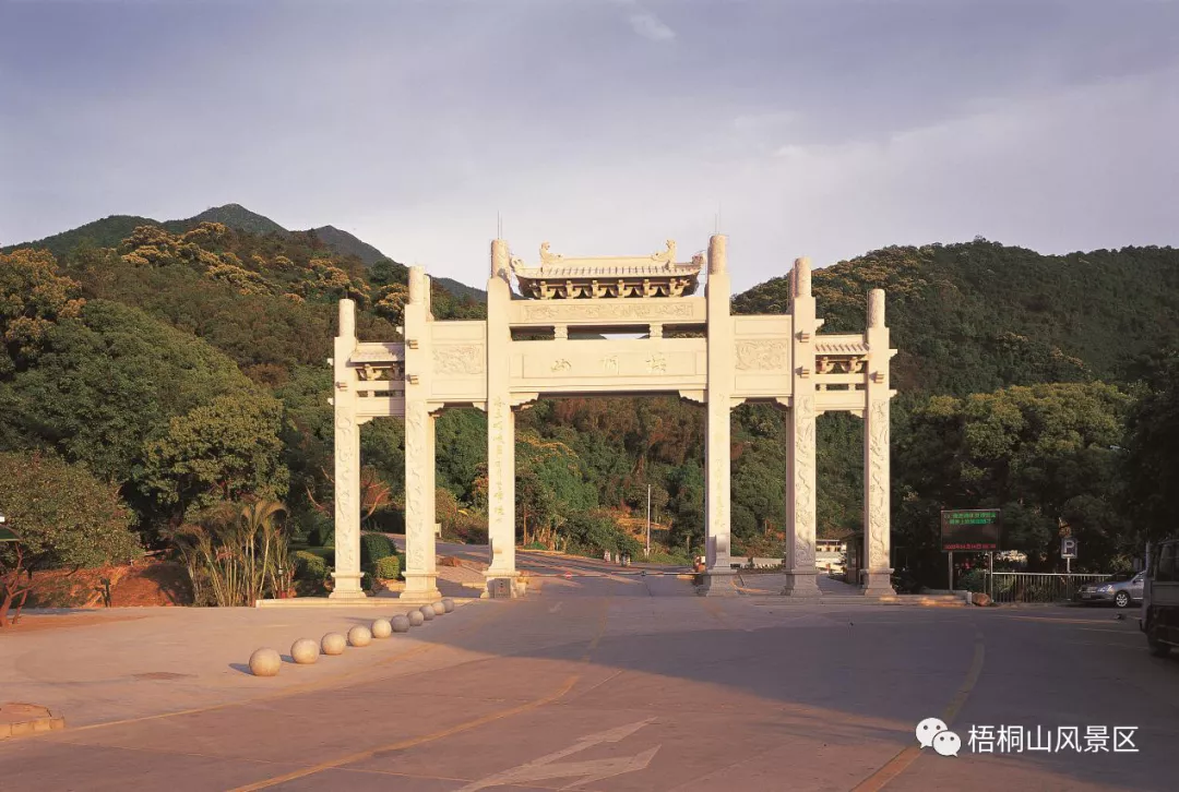 登山路线: 梧桐山北门牌坊—梧桐山北路—凤凰台—小梧桐广场 全长