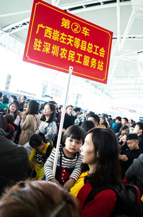 广西外出务工人员乘坐专列返乡 有道词典笔学习礼包送别样温暖(最新发布)