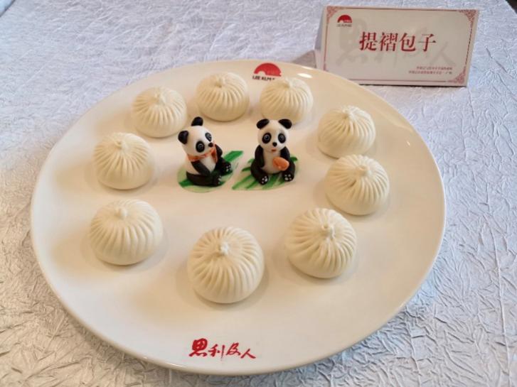 李锦记企业奖教学金得主之一,广州市旅商校的郭启华同学带来面点作品