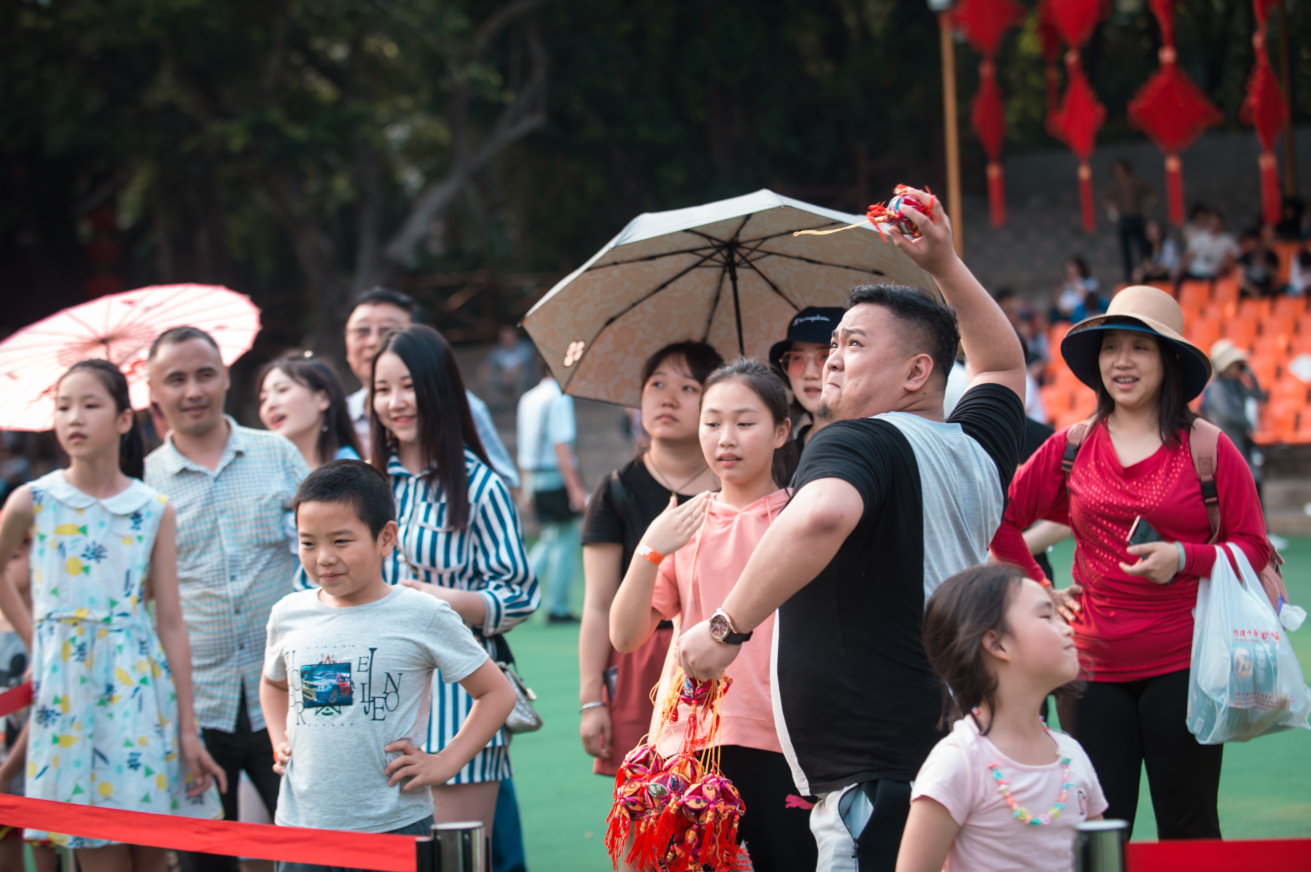 意准备了三月三竹竿节活动,包括了竹竿会,爬树摘椰子,钻木取火,抛绣球