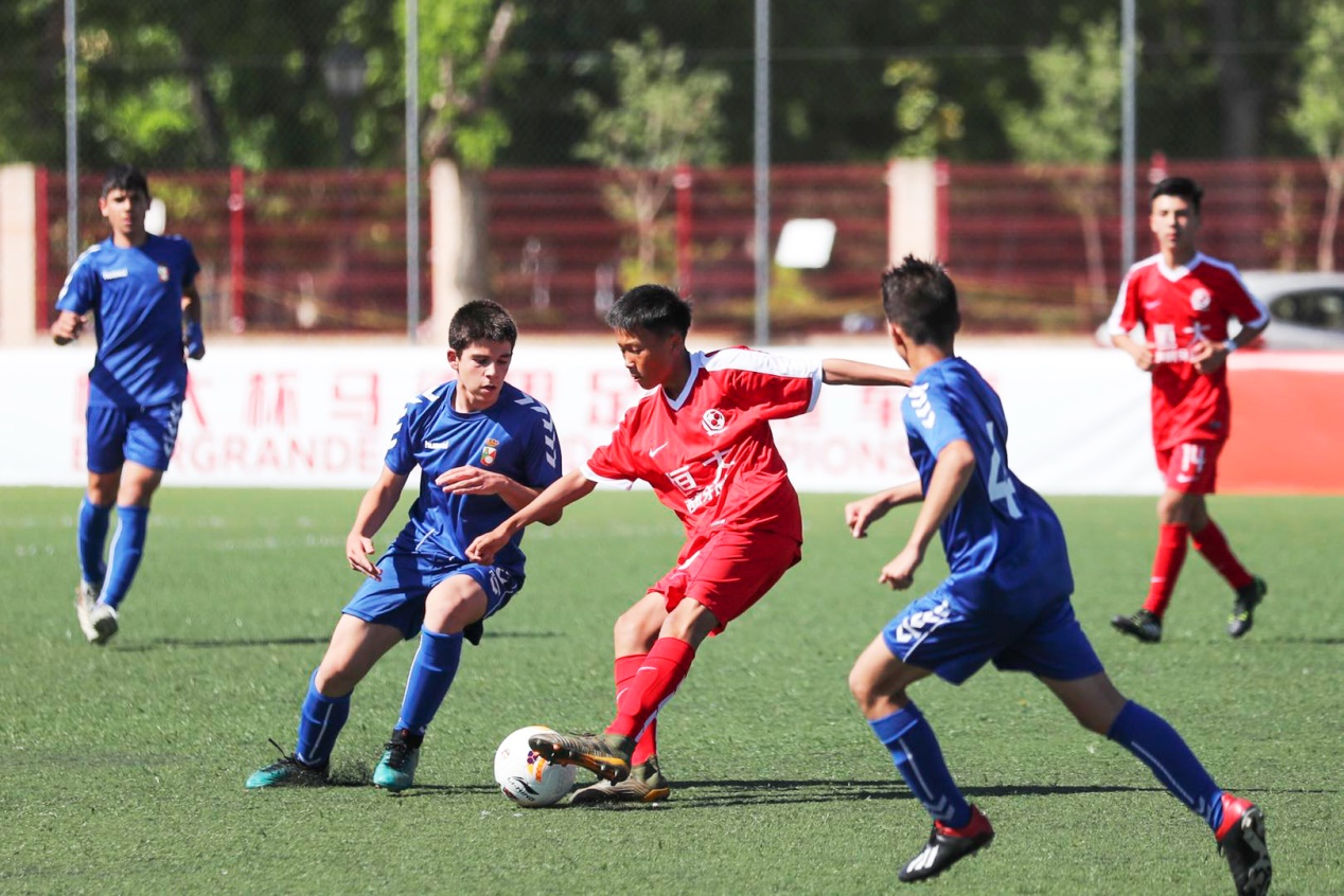 恒大西班牙足校小将竞逐马德里冠军赛 许家印现场观战助威