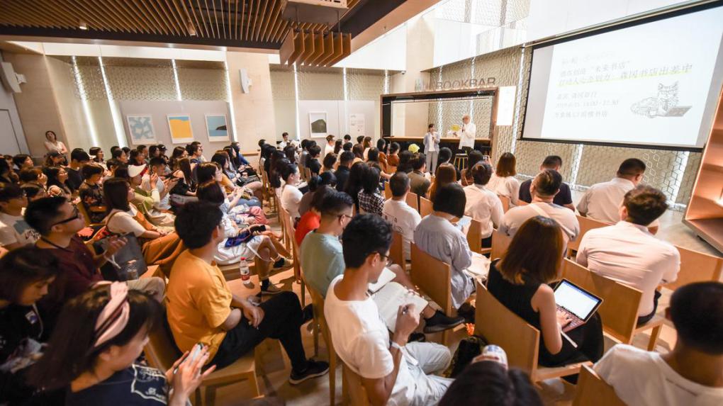 创始人森冈督行来到深圳湾万象城前檐书店,展开了3个多小时的精彩讲座