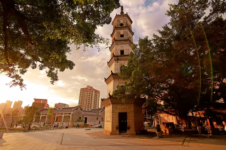 文昌古塔塔身用青砖砌造,原是四层,同治年间加修到六层,塔高约28米.