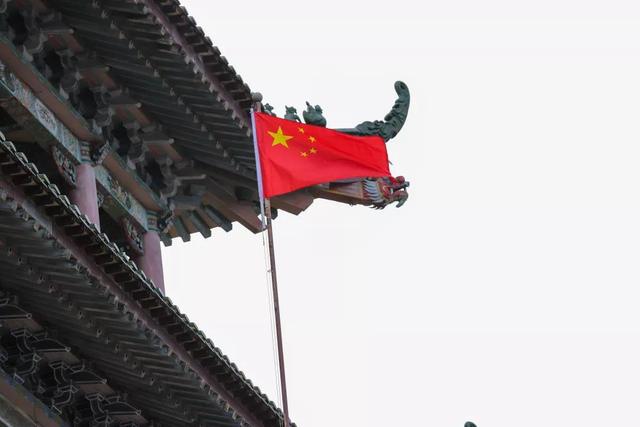 守护着祖国的壮美山河;五星红旗是一种情怀,凝聚着中华儿女们万众一心