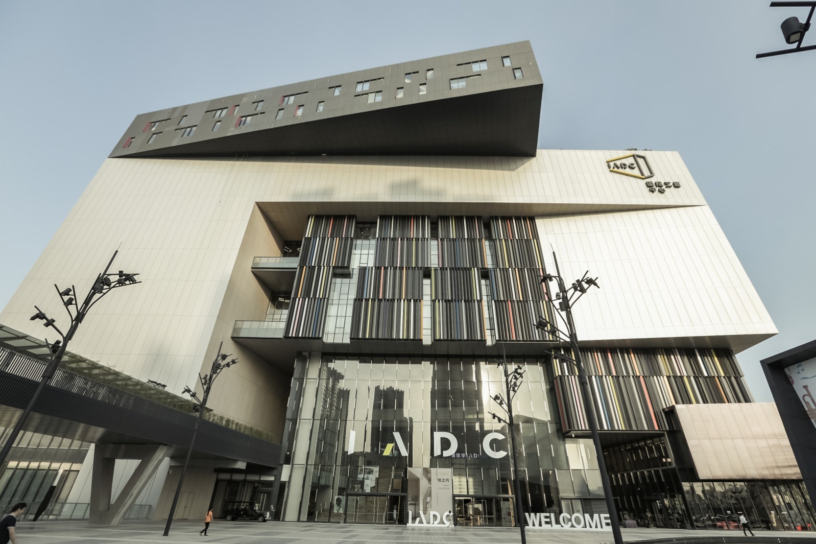 卢志荣全球最具规模艺术馆暨《物之内》作品展在国际艺展中心启幕_深