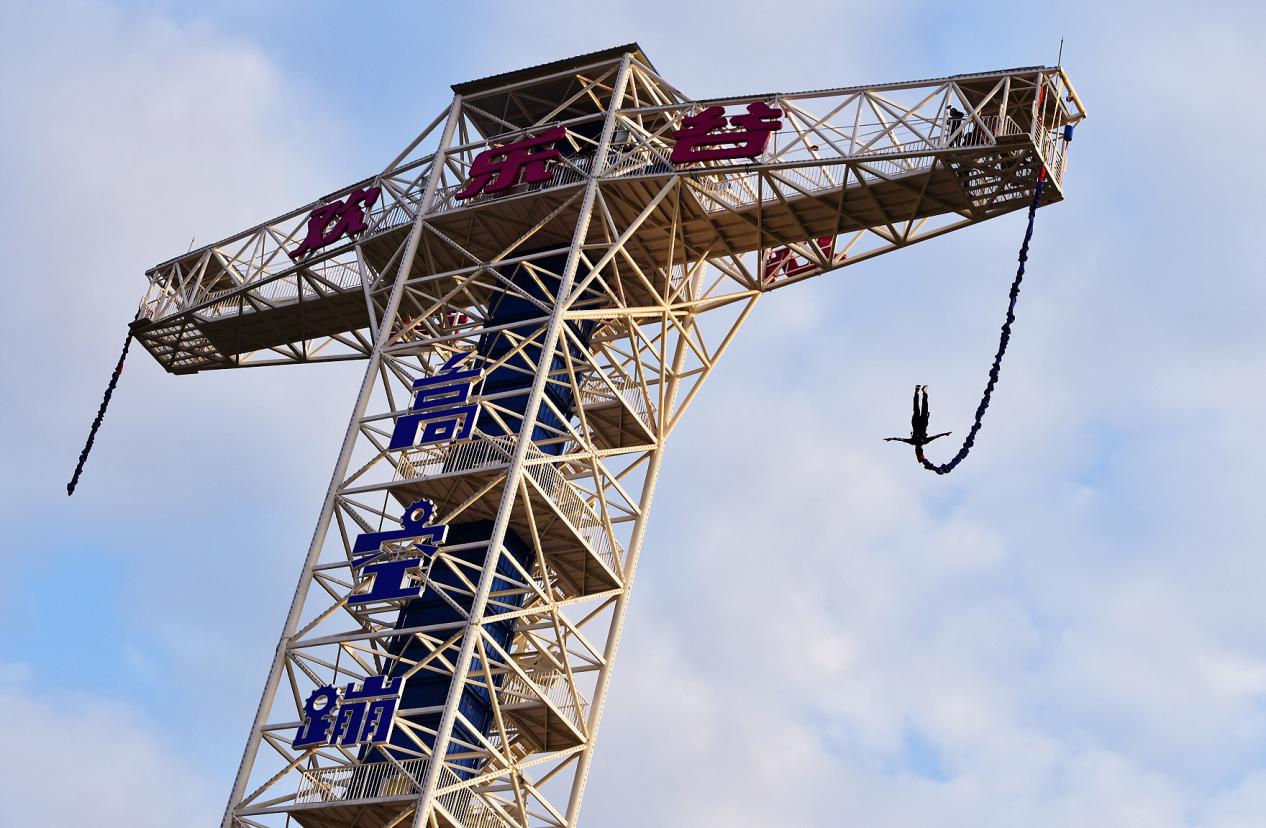 深圳欢乐谷阳光海岸惊艳亮相打造首个双跳台高空蹦极