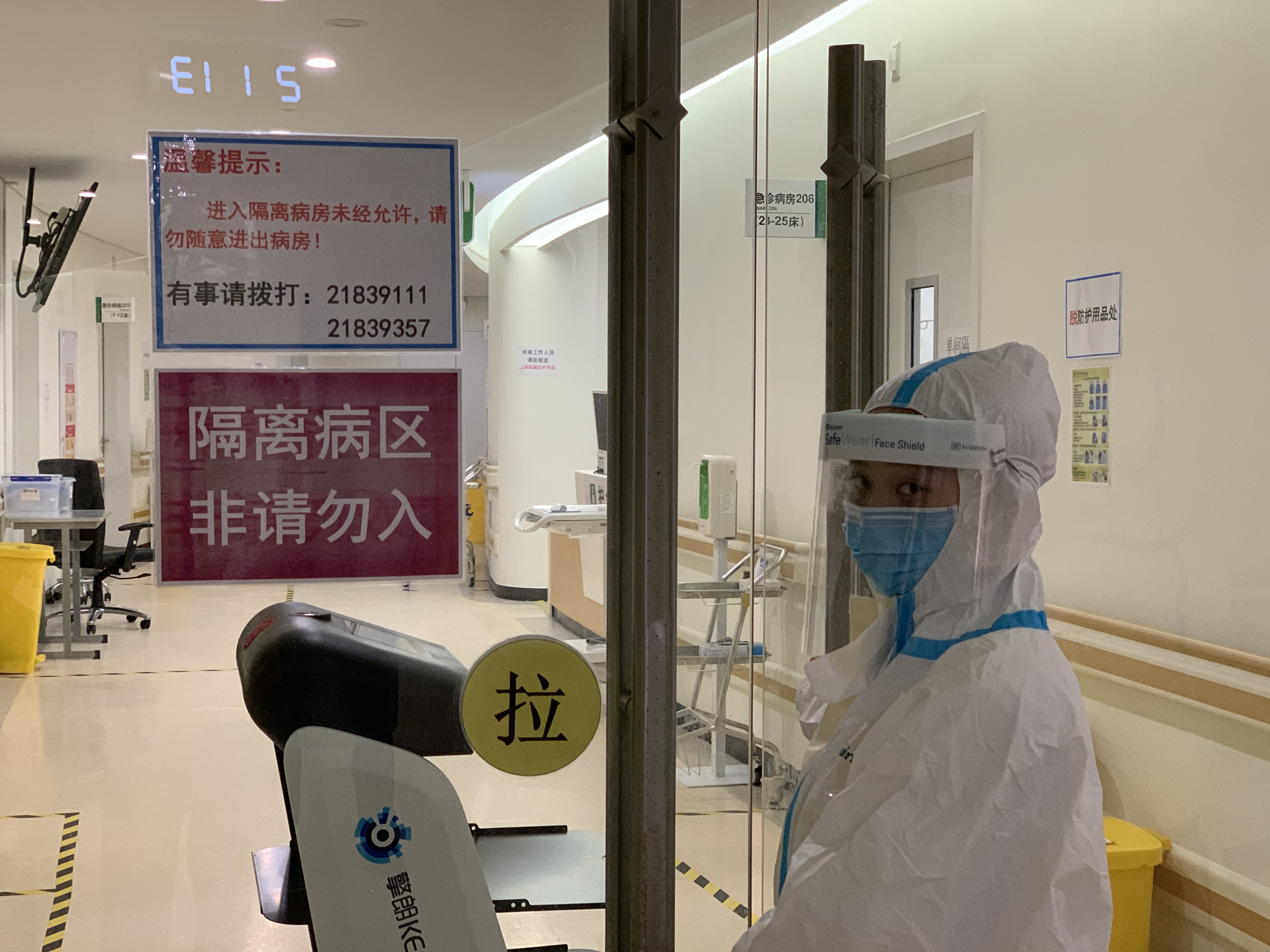 上岗隔离病区,从大年三十至今,护士胡依依连续轮转了深大总医院抗疫最