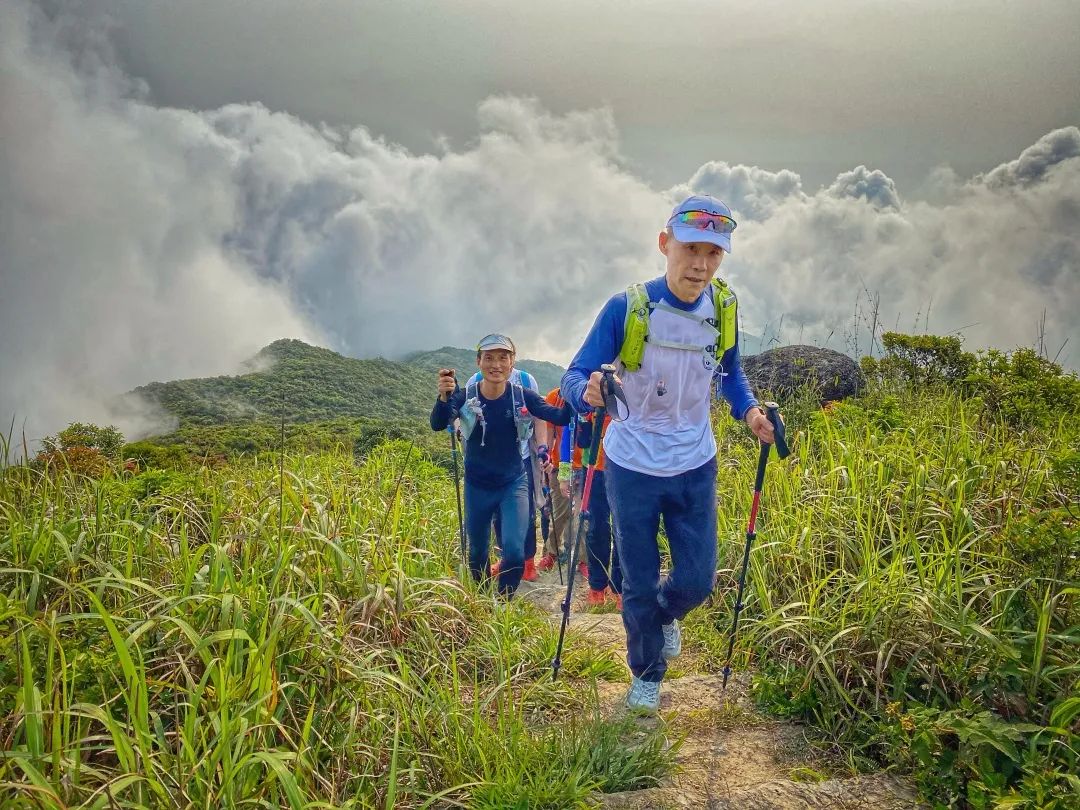 "深圳十峰"全民健身登山活动启动 王石率先带队登顶打卡