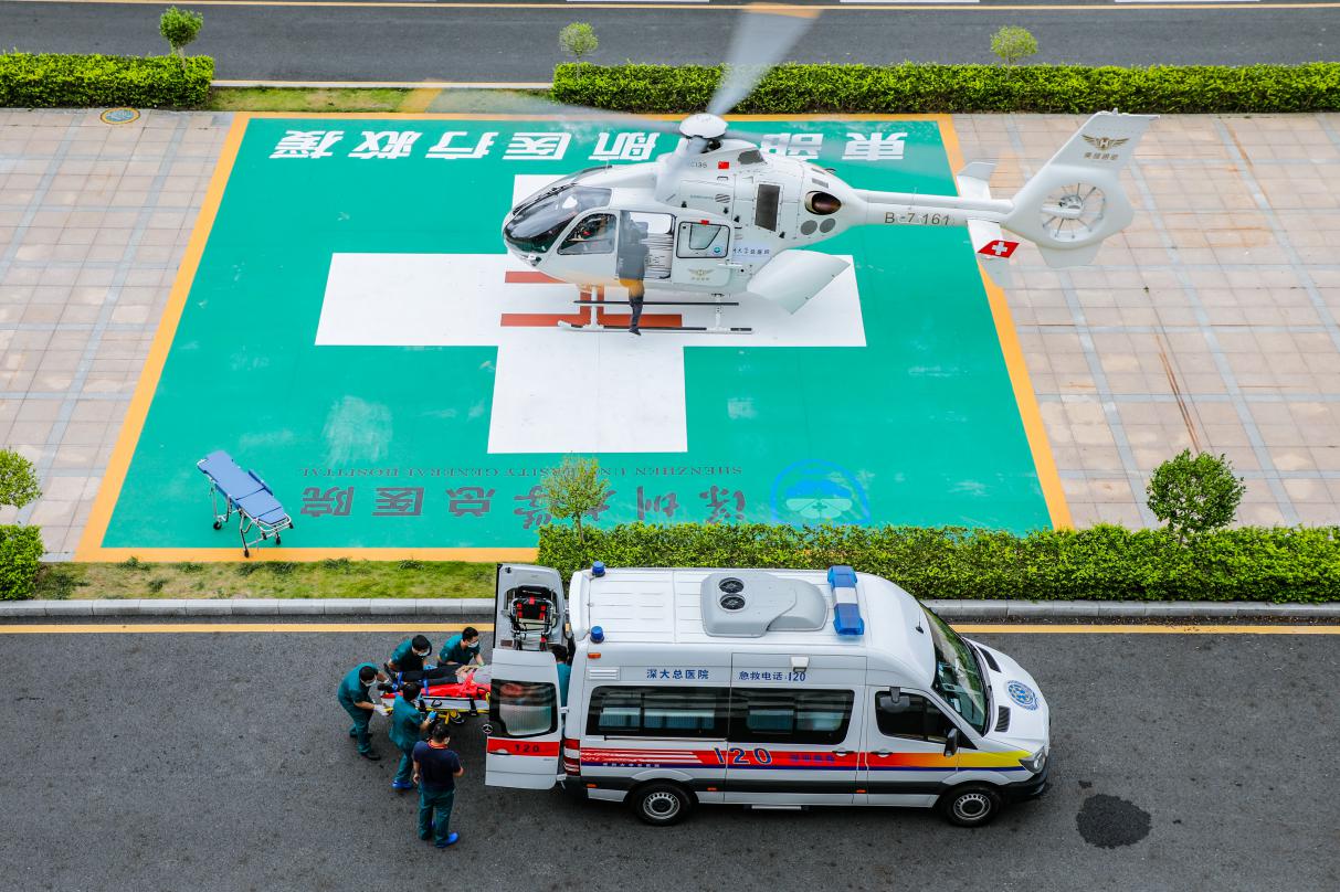 空中120驾到深大总医院开展航空医疗救援演练