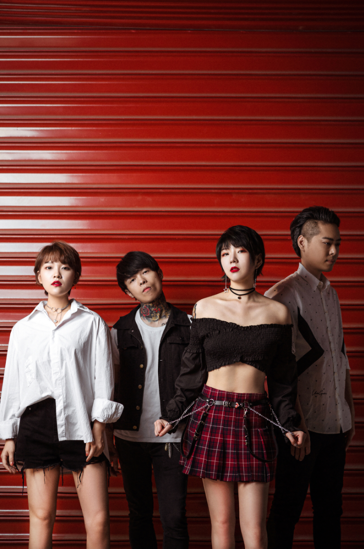 时光街乐队成立于2011年,以流行摇滚为基础,并独树一帜的加入了8-bit