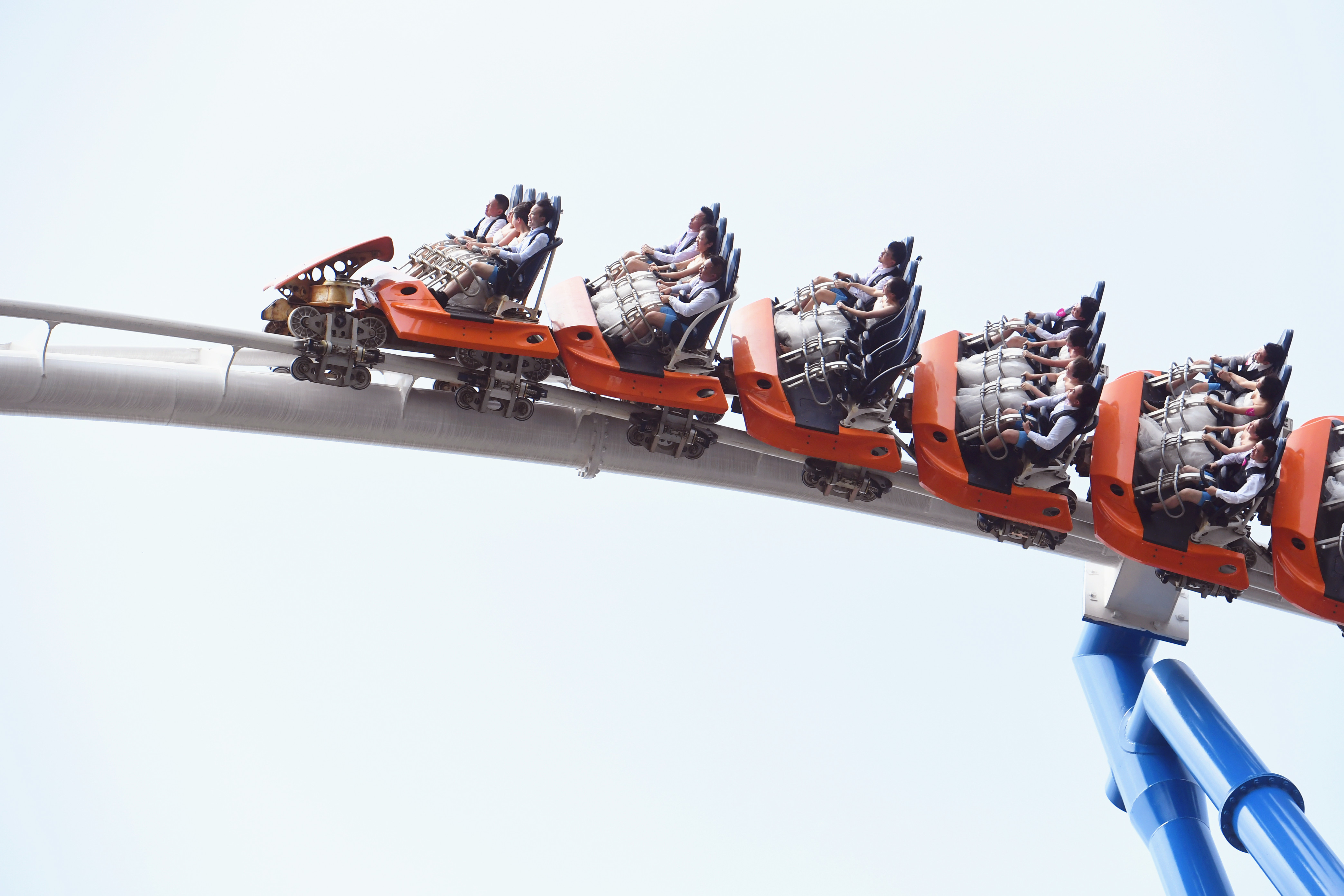 12对情侣举行过山车婚礼,抗疫英雄520圆梦深圳欢乐谷