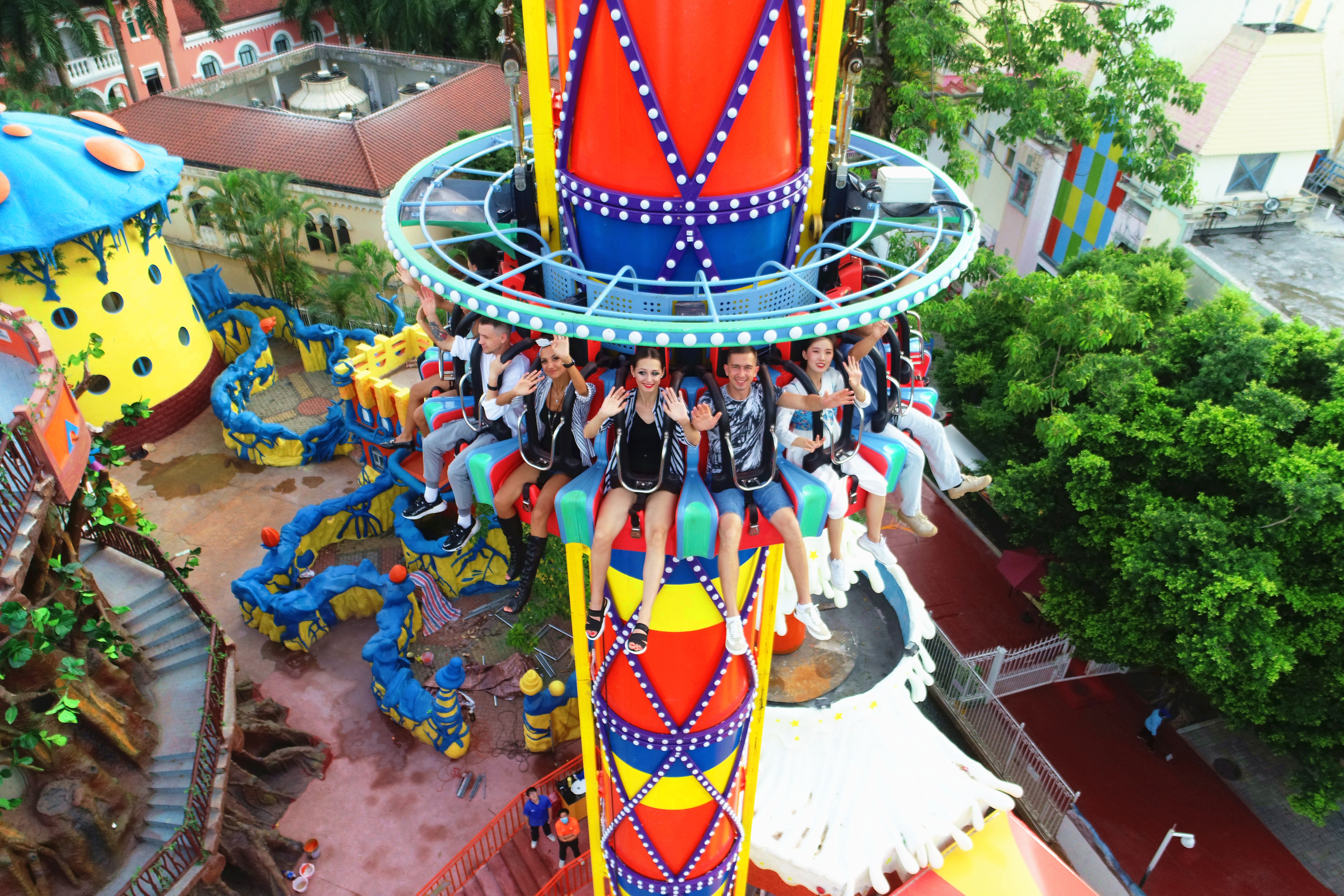 深圳欢乐谷2022欢乐光年,五一点亮"新夜态"_深圳之窗