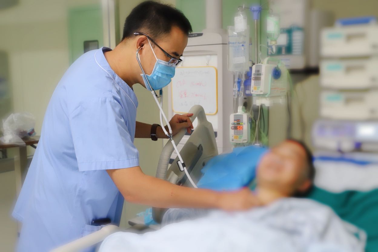 爬山6小时22岁小伙子突然昏迷进了icu