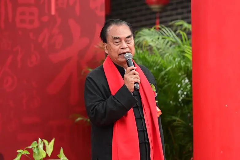 此外,"观音山上观山水"出句人邹继海将现场推出另一个相关的上联,并