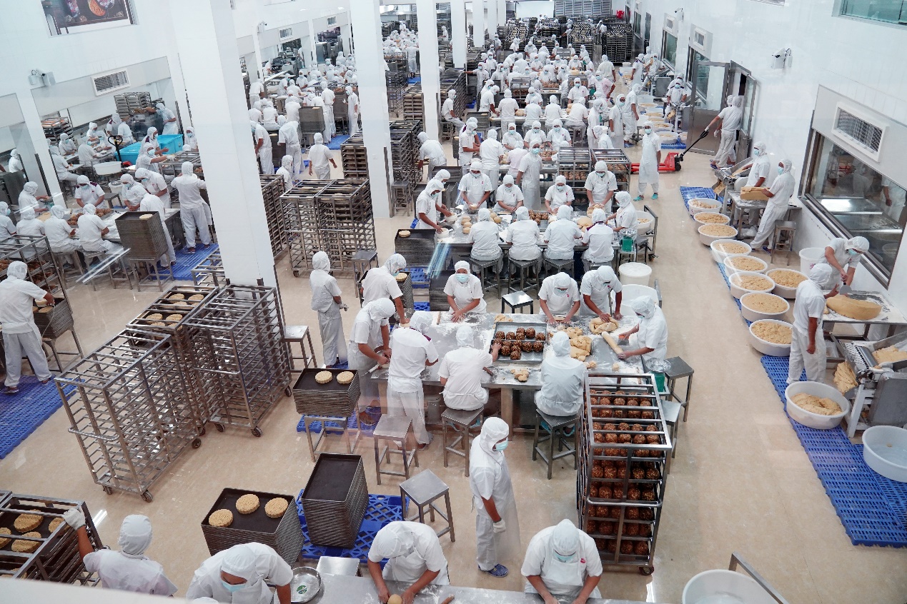广东金九饼业有限公司代表带领大家参观金九饼业吴川生产基地月饼生产
