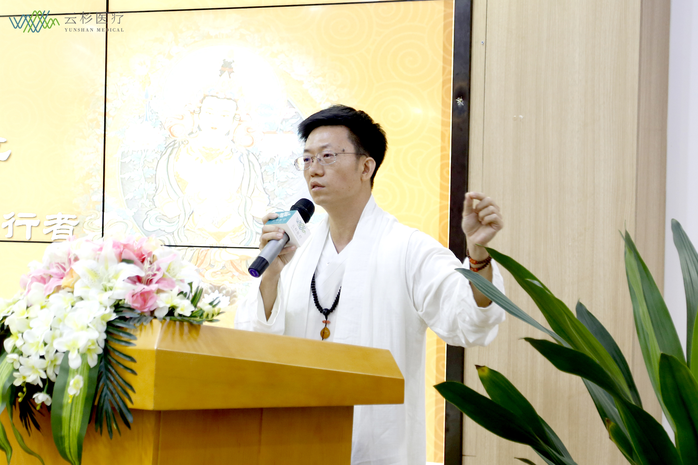 香港佛教圆明讲堂住持弘澍法师分享了自己在美国求医的亲身经历,"医院