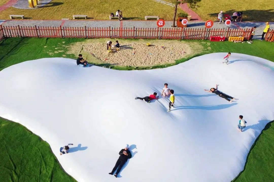 可蹦,可滑,可爬体会到腾云驾雾的云朵乐园让孩子们自由的穿梭在自然