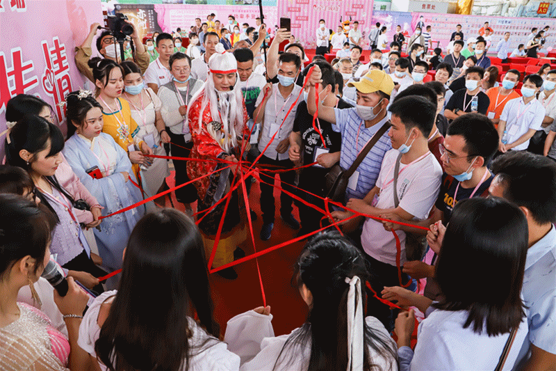 直击第34届粤港澳万人相亲会于观音山浪漫上线众多精英白领牵手成功