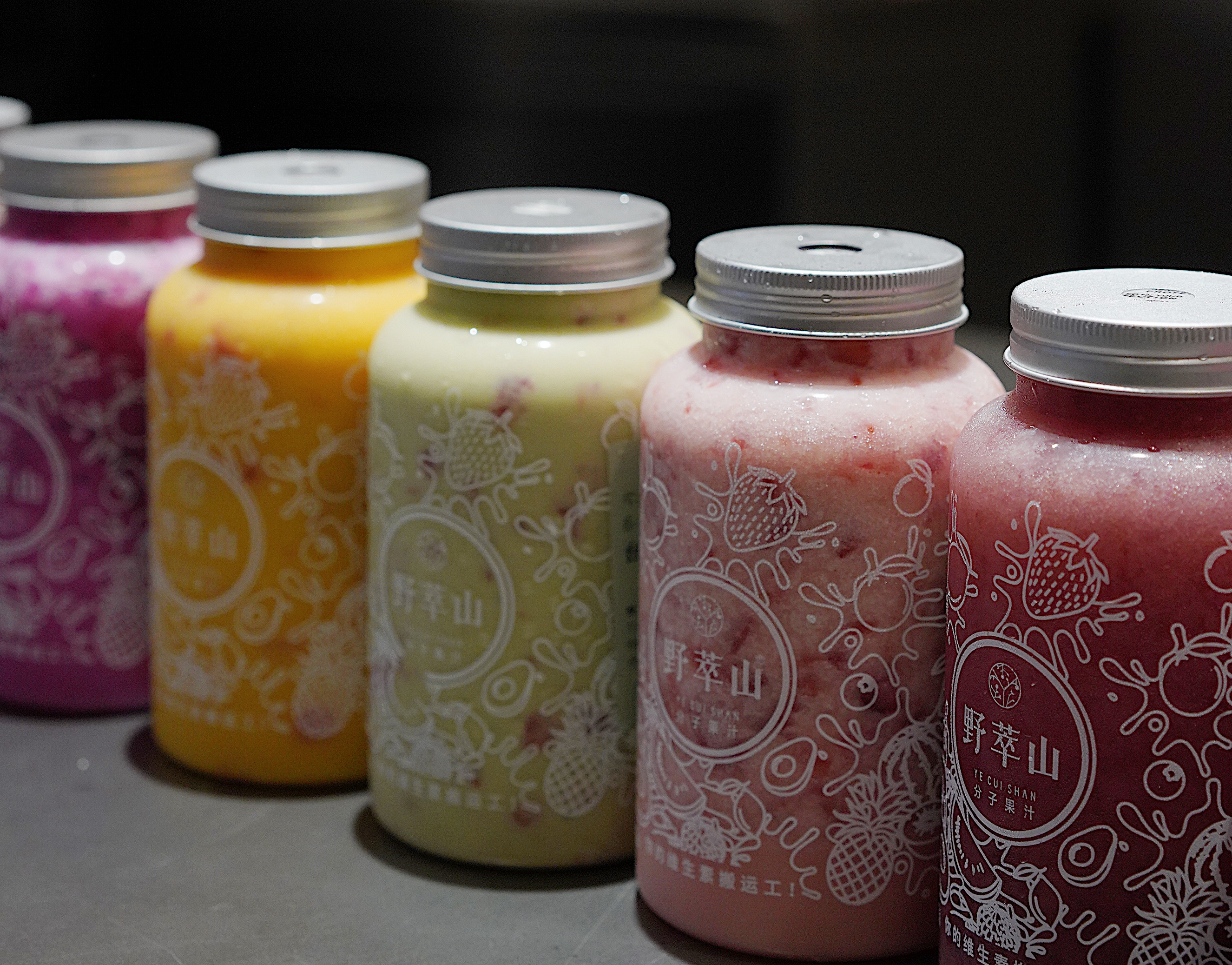 除了出圈的千元橄榄汁,消费者熟悉的还有猫山王榴莲汁以及山竹汁