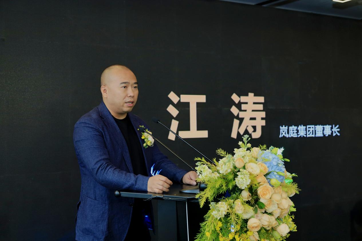 本次盛典,邀请了来自岚庭集团董事长江涛先生,深圳岚庭装饰总经理陈鸾