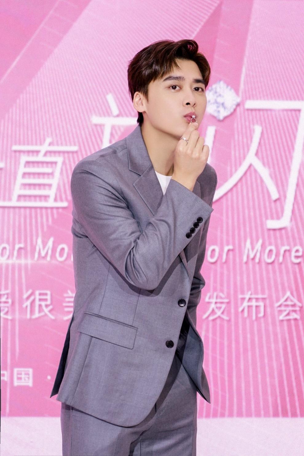 李易峰"闪现"深圳,与粉丝上演"峰"式告白