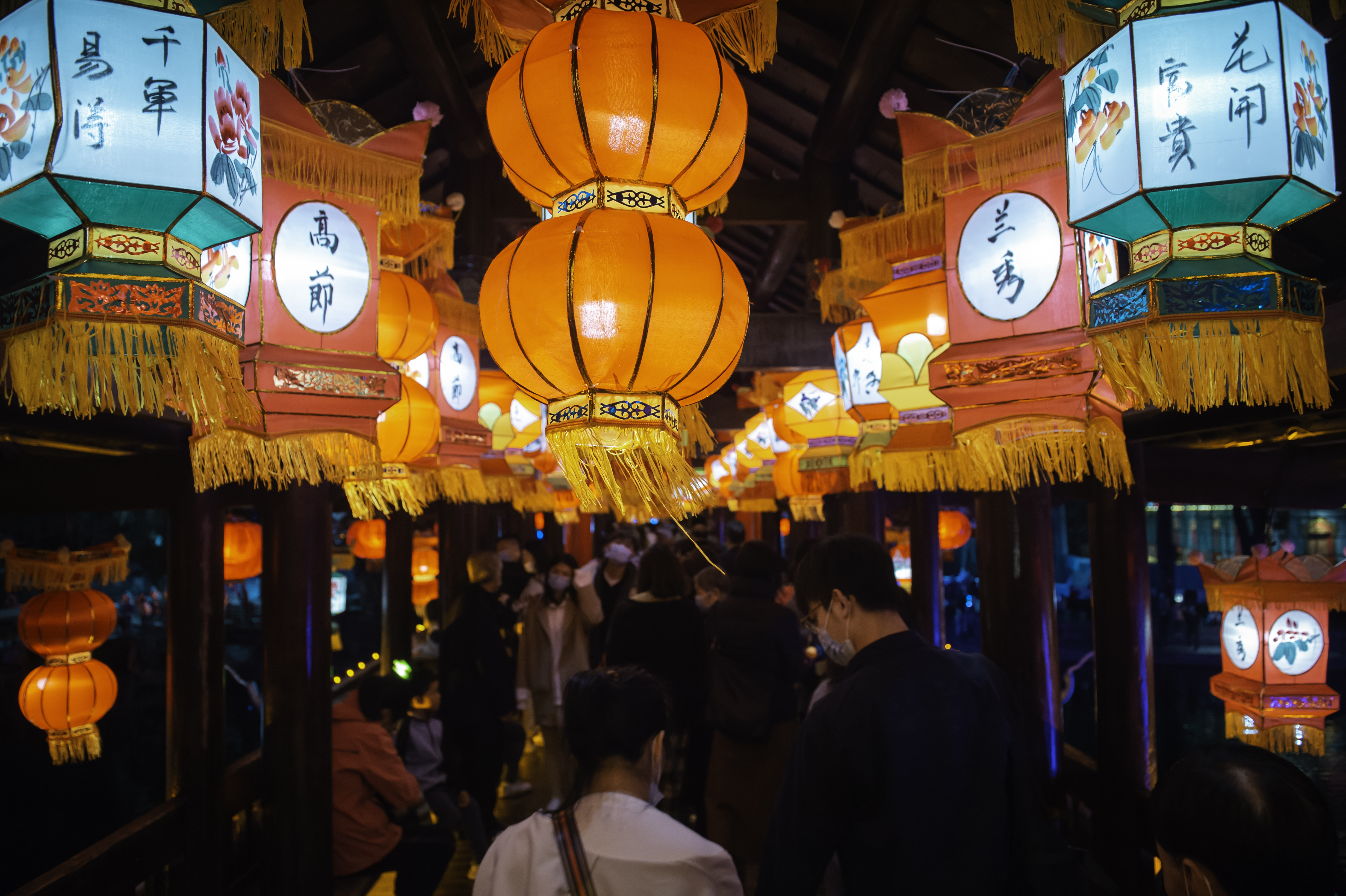 赏花灯,寻年味,迎新年,华灯盛世中国年,灯火璀璨最团圆.文