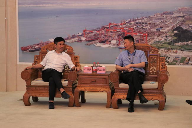 签约座谈会前,由广船国际副总经理周旭辉带队参观公司展馆并讲解公司