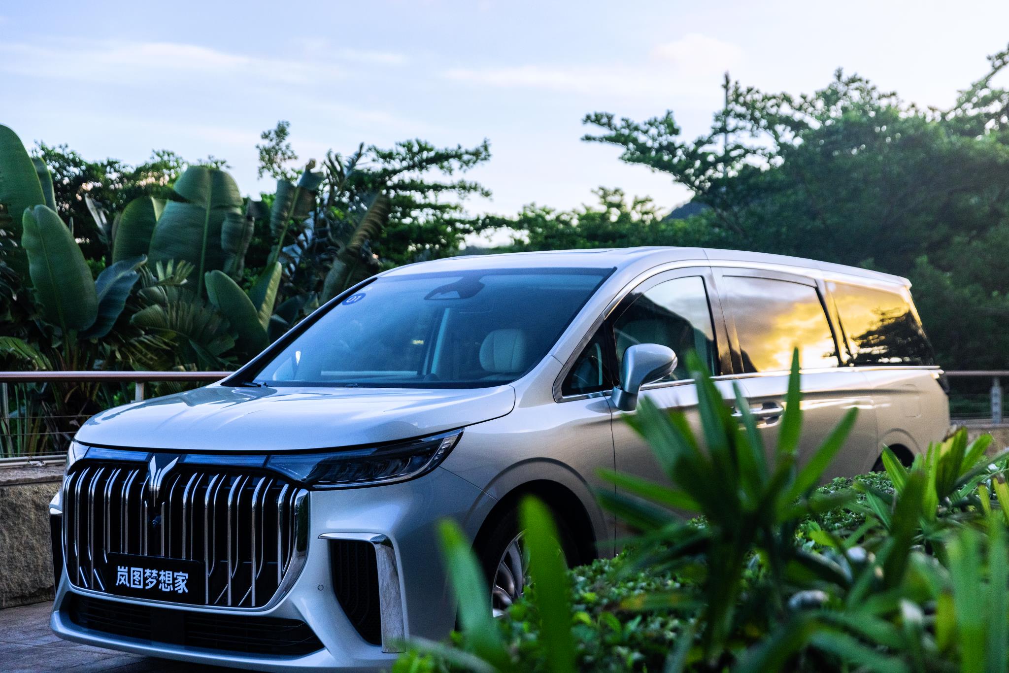 电动豪华旗舰mpv岚图梦想家广州深圳双城媒体品鉴试驾会启动