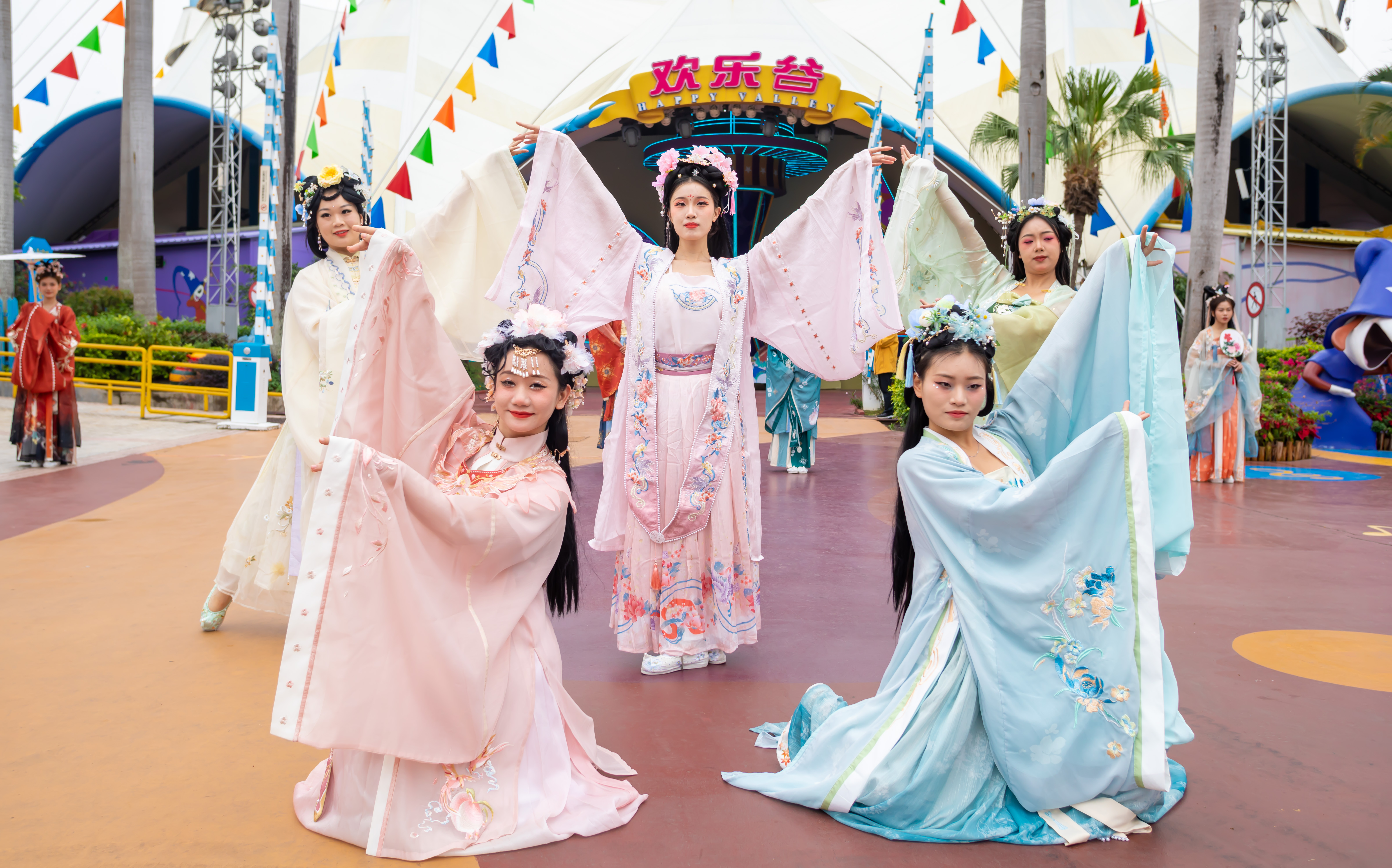 在欢乐谷玩"穿越":深圳欢乐谷华服游园会吸引汉服爱好者_深圳之窗