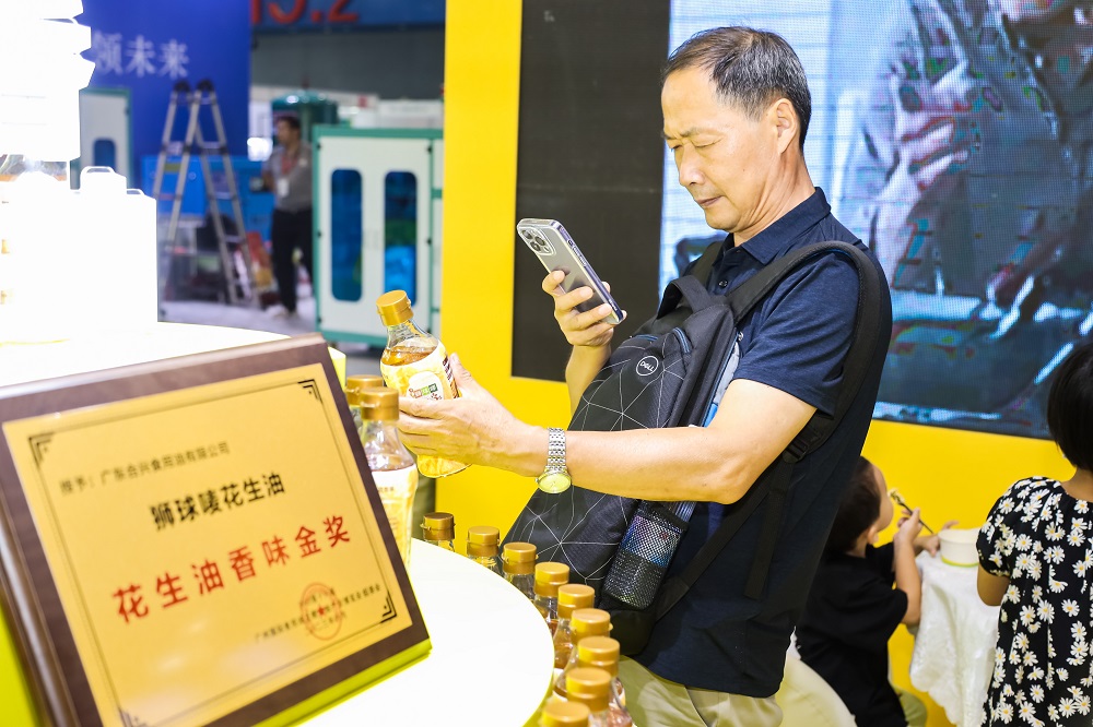 狮球唛试吃现场赞不绝口,新品荣获「花生油香味金奖」_深圳之窗